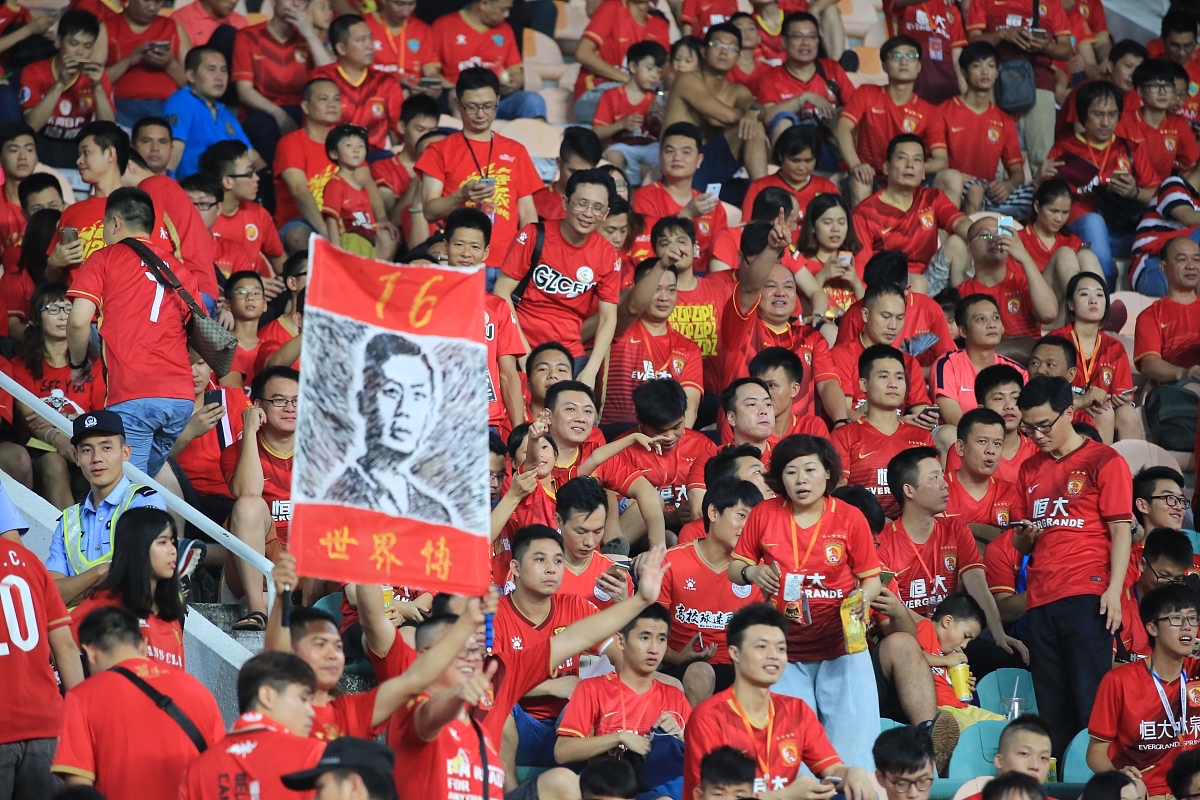 半岛平台官方网站入口-关于顶级球队勇夺胜利，赛场上呈现一幅热闹画面的信息